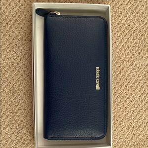 Roberto Cavalli navy zip wallet, NIB
Lovely gift at a great price!